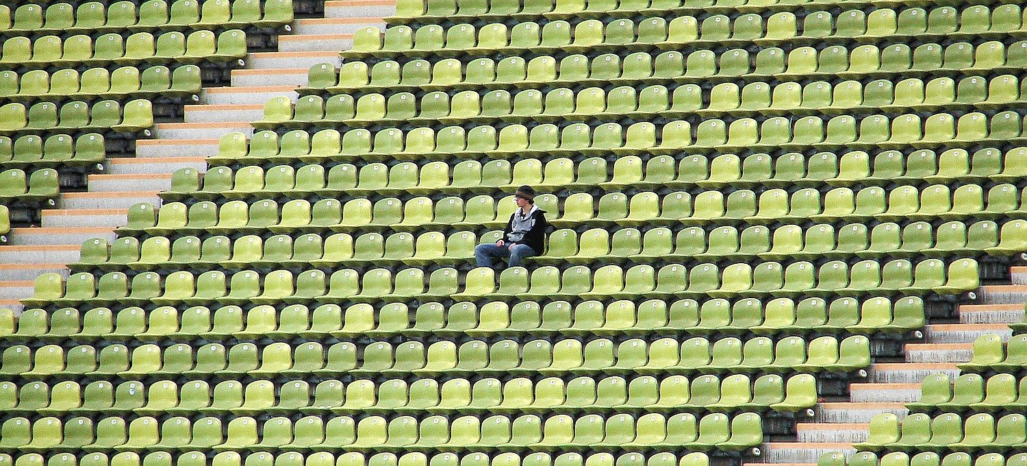 Leere Stadionsitze, nur ein vereinzelter Zuschauer