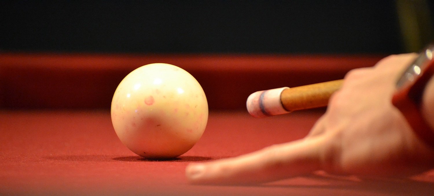 Billardkugel und Queue in Nahaufnahme als Symbolbild für Blog-Ziele 2015